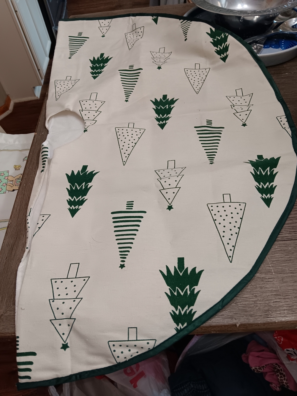 Home Accents Holiday Tree Skirt in Green and Cream 34 Inch Round